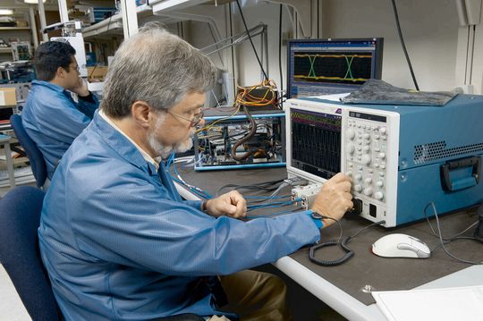 Visuelle Trigger: Tektronix bietet mit seinem visuellen Triggern die Möglichkeit, messtechnische Ereignisse zu isolieren und zu erfassen. Damit lassen sich Fehlerursachen auf einer DDR-Speicherschnittstelle identifizieren. Visuelle Trigger: Tektronix bietet mit seinem visuellen Triggern die Möglichkeit, messtechnische Ereignisse zu isolieren und zu erfassen. Damit lassen sich Fehlerursachen auf einer DDR-Speicherschnittstelle identifizieren.