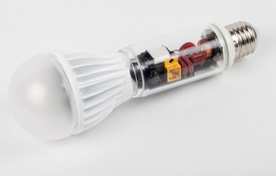 Transistoren aus Galliumnitrid ermöglichen die kompakte Bauweise dieser zu Schauzwecken auseinandergezogenen Retrofit-LED-Lampe mit 2090 Lumen. Transistoren aus Galliumnitrid ermöglichen die kompakte Bauweise dieser zu Schauzwecken auseinandergezogenen Retrofit-LED-Lampe mit 2090 Lumen.