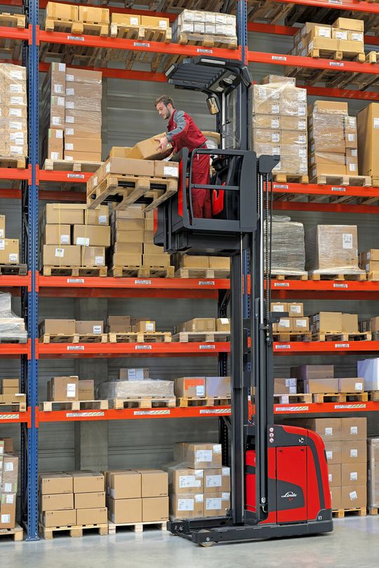 Linde V Gerät mit Greifhöhe bis zu 12 Metern. Linde V Gerät mit Greifhöhe bis zu 12 Metern.
