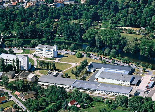Die Arbeitsplätze am Standort im thüringischen Saalfeld sollen ebenso erhalten bleiben wie die in Puchheim bei München. Die Arbeitsplätze am Standort im thüringischen Saalfeld sollen ebenso erhalten bleiben wie die in Puchheim bei München.