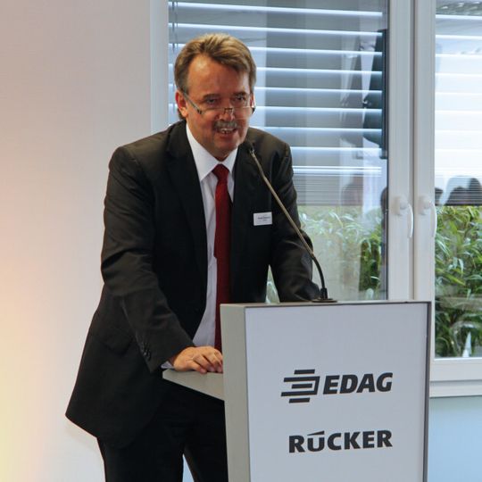 Werner Kropsbauer, CEO der EDAG Group, betonte die hohe Relevanz der Kundennähe bei der Eröffnung des neuen Büros in Mönsheim. Werner Kropsbauer, CEO der EDAG Group, betonte die hohe Relevanz der Kundennähe bei der Eröffnung des neuen Büros in Mönsheim.
