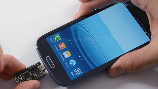 Plug and Play: USB2Go wird direkt an das Smartphone angesteckt Plug and Play: USB2Go wird direkt an das Smartphone angesteckt