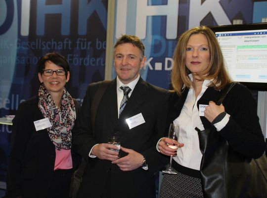 Edeltraud Wahl, Ausbildungsleiterin bei RAFI, Markus Folz, Bereichsleiter Organisationsentwicklung und Isabelle Eicher, Teamleiterin Personalmanagement und -entwicklung (v.l.) freuen sich über den dritten Platz beim Bundesfinale des IHK Bildungspreis 2014 in Berlin