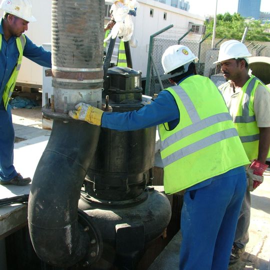 Wartungsarbeiten in Abu Dhabi an einer 12”-Abwasser-Tauchpumpe des Herstellers Khansaheb Sykes – die Pumpe fördert bis zu 400 l/s, die maximale Förderhöhe liegt bei 18 m. Wartungsarbeiten in Abu Dhabi an einer 12”-Abwasser-Tauchpumpe des Herstellers Khansaheb Sykes – die Pumpe fördert bis zu 400 l/s, die maximale Förderhöhe liegt bei 18 m.