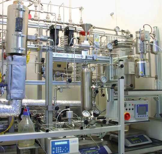 Abb. 1: Versuchsanlage zur Erzeugung von höheren Alkoholen aus Ethanol Abb. 1: Versuchsanlage zur Erzeugung von höheren Alkoholen aus Ethanol