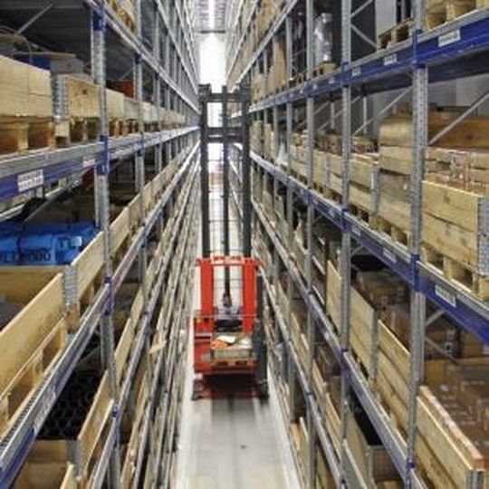 Intralogistik aus Deutschland ist im Ausland gefragt. Der Branchenumsatz wuchs 2013 um drei Prozent und kratzt an der 20 Mrd. Euro-Marke. Intralogistik aus Deutschland ist im Ausland gefragt. Der Branchenumsatz wuchs 2013 um drei Prozent und kratzt an der 20 Mrd. Euro-Marke.