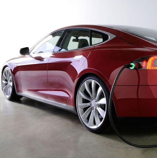 Tesla, der bedeutendste Hersteller von elektrisch angetriebenen Premiumfahrzeugen hat mit Bossard, dem führenden Anbieter von intelligenten Lösungen für die industrielle Verbindungstechnik, einen Dreijahresvertrag über USD 140 Mio. abgeschlossen. Tesla, der bedeutendste Hersteller von elektrisch angetriebenen Premiumfahrzeugen hat mit Bossard, dem führenden Anbieter von intelligenten Lösungen für die industrielle Verbindungstechnik, einen Dreijahresvertrag über USD 140 Mio. abgeschlossen.
