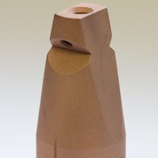 Durch die spezifische Gestaltung und Auslegung der Düsen kann der Plasmaprozess ohne Veränderungen an der Stromquelle heißer oder kälter durchgeführt werden. Durch die spezifische Gestaltung und Auslegung der Düsen kann der Plasmaprozess ohne Veränderungen an der Stromquelle heißer oder kälter durchgeführt werden.