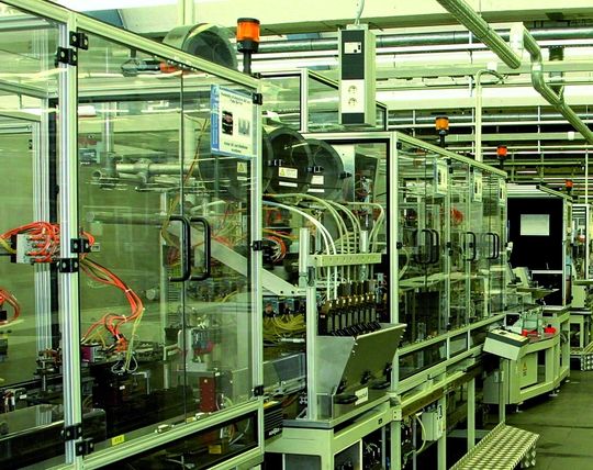 In diesem Gerätewerk werden Niederspannungs-Schaltgeräte für den Weltmarkt gefertigt. Per Funk steuert das Unternehmen automatisch 35000 unterschiedliche Schaltervarianten für die Produktion von elektronischen Schaltgeräten. Bild: Siemens In diesem Gerätewerk werden Niederspannungs-Schaltgeräte für den Weltmarkt gefertigt. Per Funk steuert das Unternehmen automatisch 35000 unterschiedliche Schaltervarianten für die Produktion von elektronischen Schaltgeräten. Bild: Siemens