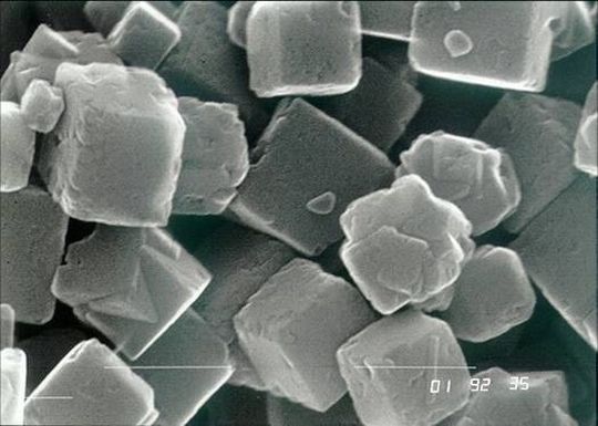 Magnetit kristallisiert gewöhnlich in würfelförmiger (kubischer) oder in achtflächiger (oktaedrischer) Struktur aus. Beide Formen haben einen zu großen Restmagnetismus und sind daher unbrauchbar für Laserdrucker. Bild: Lanxess Magnetit kristallisiert gewöhnlich in würfelförmiger (kubischer) oder in achtflächiger (oktaedrischer) Struktur aus. Beide Formen haben einen zu großen Restmagnetismus und sind daher unbrauchbar für Laserdrucker. Bild: Lanxess