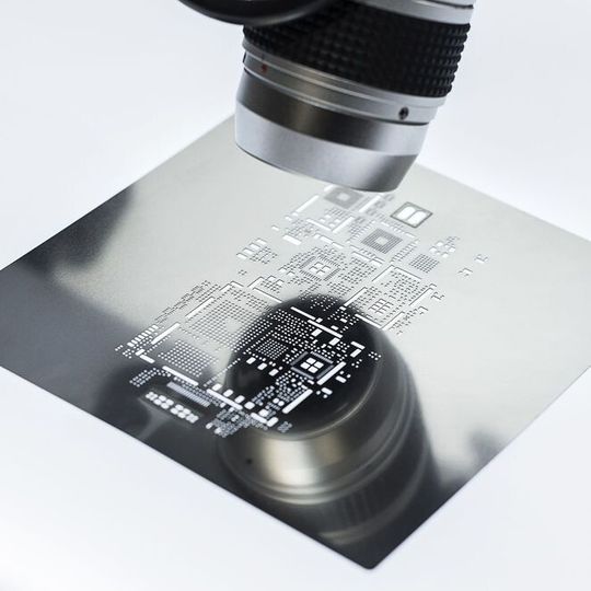 Additiv konstruierte Stufenschablonen können dank des Step-up-Stencil-Verfahrens schnell, günstig und mit hoher Qualität gefertigt werden. Additiv konstruierte Stufenschablonen können dank des Step-up-Stencil-Verfahrens schnell, günstig und mit hoher Qualität gefertigt werden.