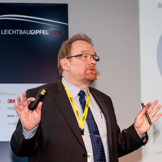 Manfred Adams, Leiter Entwicklung Motoren bei Brose in Würzburg, zeigte bei der Fertigung von elektrischen Nebenaggregaten klare Einsparpotenziale auf. Manfred Adams, Leiter Entwicklung Motoren bei Brose in Würzburg, zeigte bei der Fertigung von elektrischen Nebenaggregaten klare Einsparpotenziale auf.