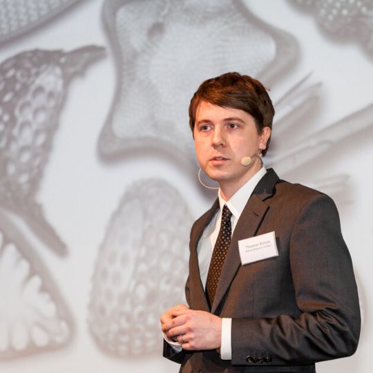 Thomas Klimek, vom Alfred-Wegener-Institut, brachte dem Publikum die Leichtbau-Vorbilder aus der Natur näher. Thomas Klimek, vom Alfred-Wegener-Institut, brachte dem Publikum die Leichtbau-Vorbilder aus der Natur näher.