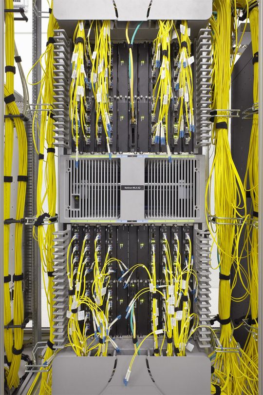 De-CIX-Switch mit Kabeln