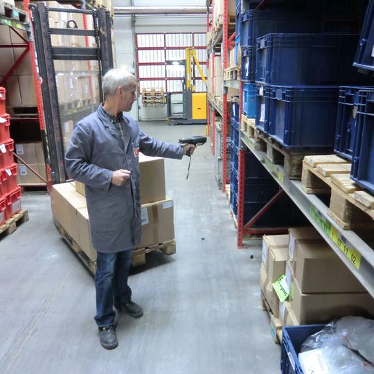 Handheld-Computer mit integrierten Barcodescannern und WLAN optimieren bei Oskar Lehmann die Arbeitsabläufe bei der Warenbewegung. Handheld-Computer mit integrierten Barcodescannern und WLAN optimieren bei Oskar Lehmann die Arbeitsabläufe bei der Warenbewegung.
