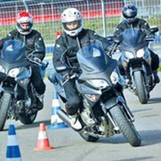 Für einen sicheren Start in die Saison: Fahrsicherheitstrainings sind nicht nur für Neu- und Wiedereinsteiger sondern auch für routinierte Motorradfahrer geeignet. Für einen sicheren Start in die Saison: Fahrsicherheitstrainings sind nicht nur für Neu- und Wiedereinsteiger sondern auch für routinierte Motorradfahrer geeignet.