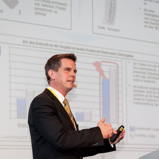Dr. Andreas Rennet von PA Consulting gab Zulieferern eine Guideline für die sichere Einführung von Leichtbaukonzepten in den Markt. Dr. Andreas Rennet von PA Consulting gab Zulieferern eine Guideline für die sichere Einführung von Leichtbaukonzepten in den Markt.
