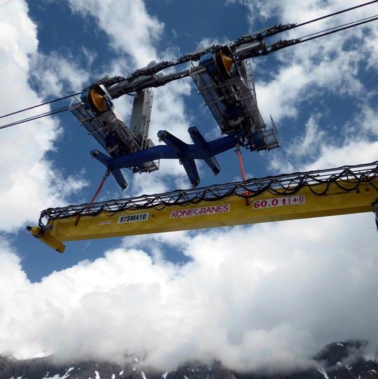 Konecranes liefert nicht nur zu Lande, sondern auch zu Berge: Ein Zweiträgerbrückenkran gesichert per Seilbahn auf dem Weg zum Kunden. Produktion, Lieferung, Installation und Inbetriebnahme – alles im Sinne des Kunden. Konecranes liefert nicht nur zu Lande, sondern auch zu Berge: Ein Zweiträgerbrückenkran gesichert per Seilbahn auf dem Weg zum Kunden. Produktion, Lieferung, Installation und Inbetriebnahme – alles im Sinne des Kunden.