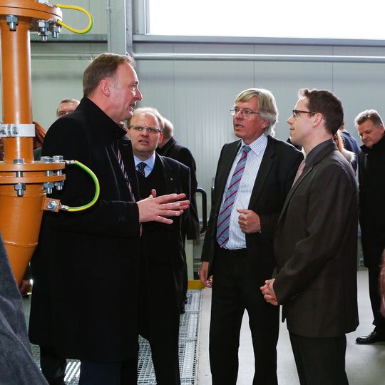 Einweihung des Kraftwerks: Vorstandssprecher Volker Schulz (li.) beschreibt Wirtschaftsminister Möllring (Mitte) die Funktionsweise der Anlage. Im Hintergrund lauschen MdL Arnd Czapek und Projektleiter Dipl.-Ing. Oliver Stutzer (re.). Einweihung des Kraftwerks: Vorstandssprecher Volker Schulz (li.) beschreibt Wirtschaftsminister Möllring (Mitte) die Funktionsweise der Anlage. Im Hintergrund lauschen MdL Arnd Czapek und Projektleiter Dipl.-Ing. Oliver Stutzer (re.).