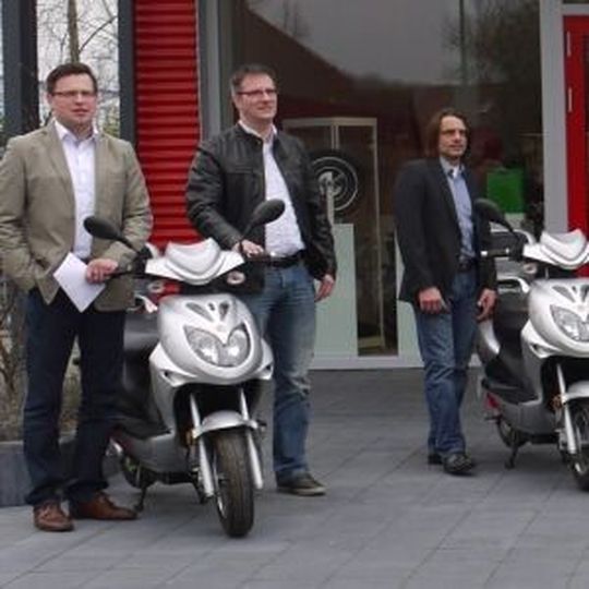 In Lingen an der Ems wurden von Emco die fünf Stromroller an die fünf Bildungsstätten ausgeliefert. In Lingen an der Ems wurden von Emco die fünf Stromroller an die fünf Bildungsstätten ausgeliefert.