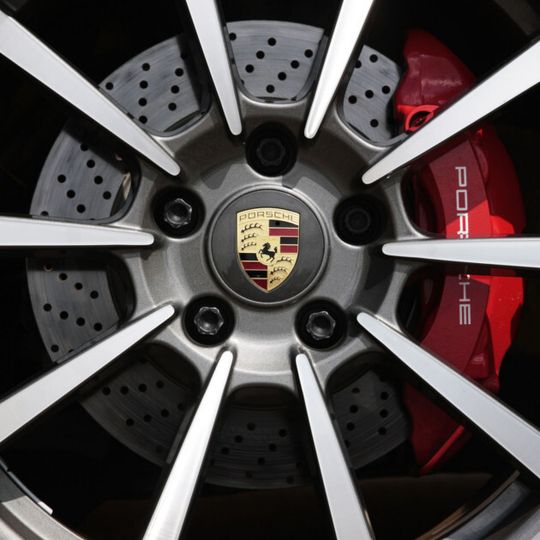 Porsche erwägt ein rein elektrisch angetriebenes Modell auf den Markt zu bringen. Porsche erwägt ein rein elektrisch angetriebenes Modell auf den Markt zu bringen.