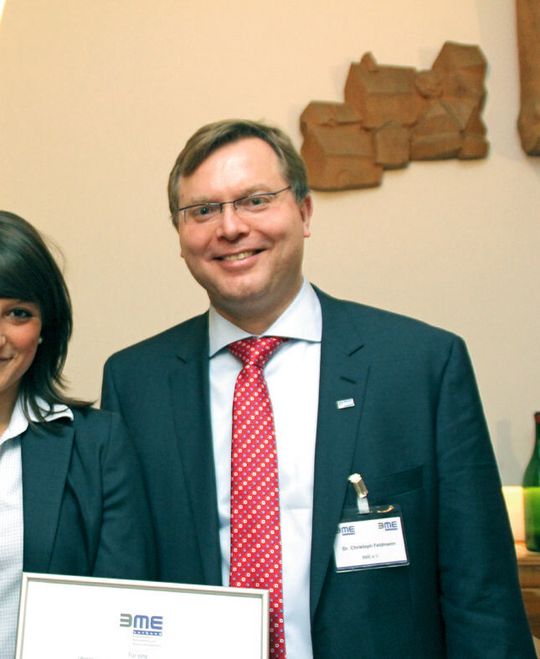 Prof. Dr. Ronald Bogaschewsky (Mitglied des wissenschaftlichen Beirats des BME-Bundesvorstands), Melissa Skender (FH Münster) und BME Hauptgeschäftsführer Dr. Christoph Feldmann. Prof. Dr. Ronald Bogaschewsky (Mitglied des wissenschaftlichen Beirats des BME-Bundesvorstands), Melissa Skender (FH Münster) und BME Hauptgeschäftsführer Dr. Christoph Feldmann.