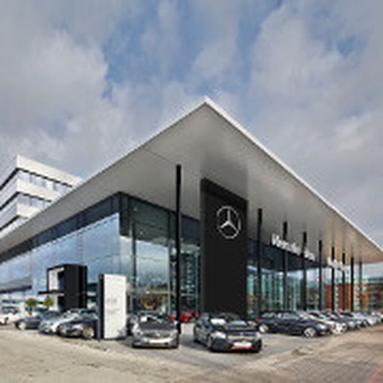 Die neue Mercedes-CI: So stellt sich der Hersteller seine Betriebe weltweit vor. Die neue Mercedes-CI: So stellt sich der Hersteller seine Betriebe weltweit vor.