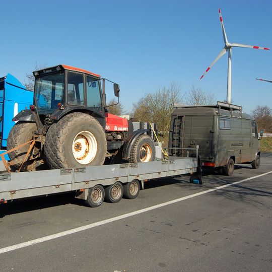 Dieses abenteuerliche Gespann hat die Polizei in Ostfriesland nah der holländischen Grenze aus dem Verkehr gezogen. Dieses abenteuerliche Gespann hat die Polizei in Ostfriesland nah der holländischen Grenze aus dem Verkehr gezogen.