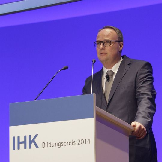 Oliver Welke moderierte die Preisverleihung des IHK Bildungspreises 2014. Oliver Welke moderierte die Preisverleihung des IHK Bildungspreises 2014.