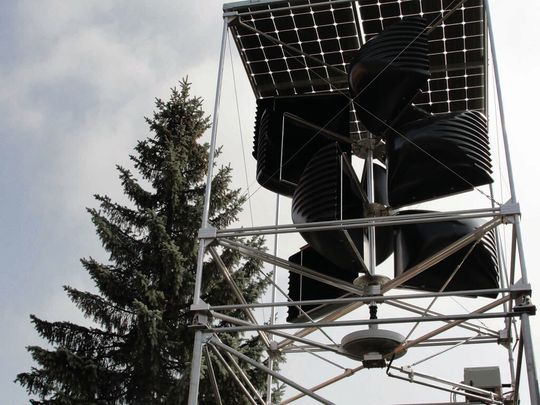 Geräuschlos und effizient dank Wind-Löffeln: Die weltweit erste Kleinwindkraftanlage «aroto PM 1000», kombiniert mit 4 m2 Glas-Glas-Solarpanels, erzeugt Strom für ein EFH in Widnau SG. Geräuschlos und effizient dank Wind-Löffeln: Die weltweit erste Kleinwindkraftanlage «aroto PM 1000», kombiniert mit 4 m2 Glas-Glas-Solarpanels, erzeugt Strom für ein EFH in Widnau SG.