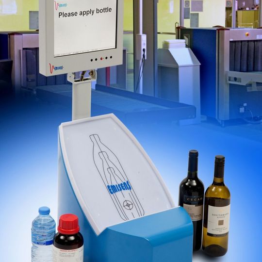 Deutsche Mechatronics fertigt „Emili 2“, das System zur Detektion gefährlicher Flüssigkeiten bei der Sicherheitskontrolle auf Flughäfen.