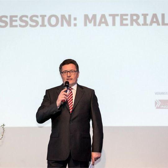Heinrich Timm, Mitglied des Vorstands des Carbon Composites e. V. (CCeV) und ehemals Leiter des Audi-Leichtbau-Zentrums, fungierte als Chairman der Session Materialien. Heinrich Timm, Mitglied des Vorstands des Carbon Composites e. V. (CCeV) und ehemals Leiter des Audi-Leichtbau-Zentrums, fungierte als Chairman der Session Materialien.