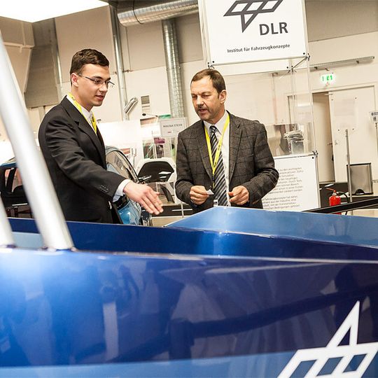 Eine Karosseriestruktur in Metall-Monocoque-Bauweise präsentierte das Deutsche Zentrum für Luft- und Raumfahrt (DLR) aus Stuttgart. Eine Karosseriestruktur in Metall-Monocoque-Bauweise präsentierte das Deutsche Zentrum für Luft- und Raumfahrt (DLR) aus Stuttgart.