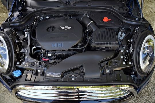 Ein halber Liter Zylinderinhalt macht den neuen 1,5-Liter-Motor von Mini zum größten jemals gebauten Dreizylinder-Otto.