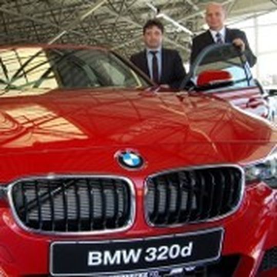 Andre Bochow (re.), Gebietsleiter Aftersales der BMW AG, und John Müller, Standortleiter Cottbus des Autohaus Wernecke, übergaben das Fahrzeug an das Bildungszentrum.