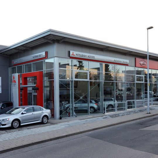 Das Autohaus Souren erstrahlt in neuem Glanz. Das Autohaus Souren erstrahlt in neuem Glanz.