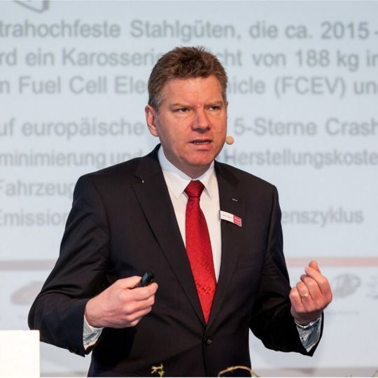 Dr.-Ing. Martin Hillebrecht, Leiter Competence Center Leichtbau, Werkstoffe und Technologien der EDAG GmbH & Co. KGaA, auf dem Leichtbau-Gipfel 2014 in Würzburg. Dr.-Ing. Martin Hillebrecht, Leiter Competence Center Leichtbau, Werkstoffe und Technologien der EDAG GmbH & Co. KGaA, auf dem Leichtbau-Gipfel 2014 in Würzburg.