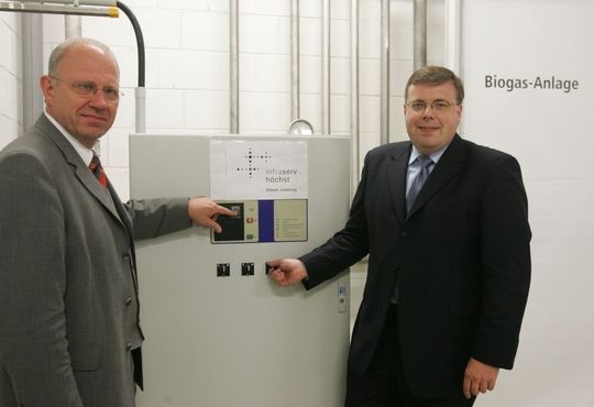 Offizieller Knopfdruck – Dr. Roland Mohr, Geschäftsführer Infraserv Höchst und der hessische Umweltminister Wilhelm Dietzel weihen die neue Biogas-Anlage ein. Mohr ist überzeugt davon, dass die Co-Fehrmentationsanlage den Standort Höcst attraktiver und kostengünstiger macht. Bild: Infraserv Offizieller Knopfdruck – Dr. Roland Mohr, Geschäftsführer Infraserv Höchst und der hessische Umweltminister Wilhelm Dietzel weihen die neue Biogas-Anlage ein. Mohr ist überzeugt davon, dass die Co-Fehrmentationsanlage den Standort Höcst attraktiver und kostengünstiger macht. Bild: Infraserv