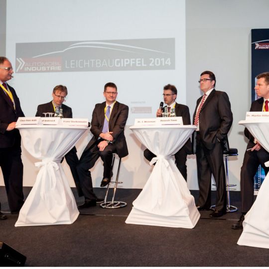In der Podiumsdiskussion wurden auch die Chancen und Risiken des Leichtbaus betrachtet. In der Podiumsdiskussion wurden auch die Chancen und Risiken des Leichtbaus betrachtet.