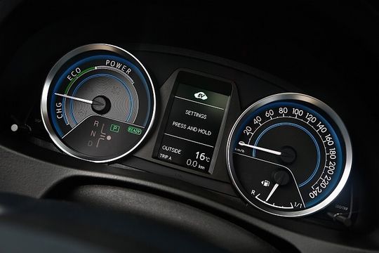 Drehmoment statt Drehzahl: Im Toyota Auris Hybrid unterstützt anstelle eines Turboladers ein Elektromotor den Verbrenner.
