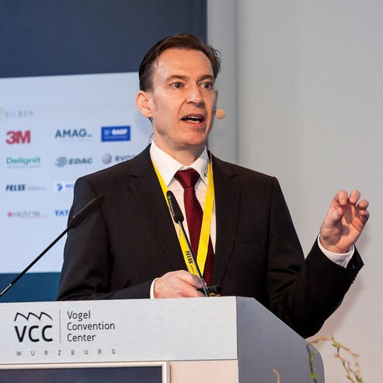 Dr.-Ing. Lars Fredriksson beschrieb in seinem Vortrag auf dem Leichtbau-Gipfel 2014 der Fachzeitschrift »Automobil Industrie« den frühen konzeptionellen Einsatz von Simulationswerkzeugen. Dr.-Ing. Lars Fredriksson beschrieb in seinem Vortrag auf dem Leichtbau-Gipfel 2014 der Fachzeitschrift »Automobil Industrie« den frühen konzeptionellen Einsatz von Simulationswerkzeugen.