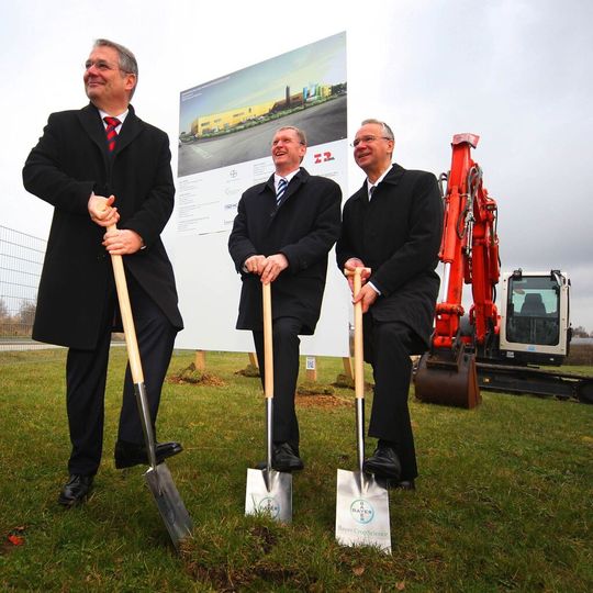 Erster Spatenstich in Wismar (v.l.n.r.): Bernd Naaf, Vorstandsmitglied von Bayer Crop Science, Dr. Peter Lüth, Geschäftsführer der Bayer Crop Science Biologics, und Dr. Stephan Rudolph, Staatssekretär im Ministerium für Wirtschaft, Bau und Tourismus des Landes Mecklenburg-Vorpommern.
