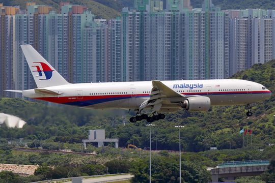 Eine Boeing 777-200 der Malaysia Airlines beim Endanflug auf den Chek Lap Kok Airpor Eine Boeing 777-200 der Malaysia Airlines beim Endanflug auf den Chek Lap Kok Airpor