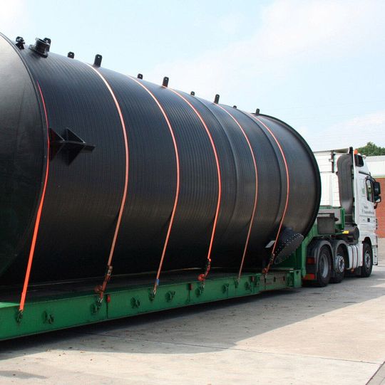 Weber Agrarsysteme liefert die Tanks aus hochwertigem Polyethylen zur sicheren Lagerung von Ammonium-Nitrat-Harnstoff-Lösungen (AHL). Weber Agrarsysteme liefert die Tanks aus hochwertigem Polyethylen zur sicheren Lagerung von Ammonium-Nitrat-Harnstoff-Lösungen (AHL).