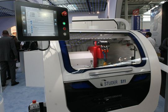 Auch auf der Grindtec gezeigt: «Der Kraftzwerg aus Thun» – so bezeichnet Studer seine kleinste, auf der EMO 2013 erstmals vorgestellte Produktions-Rundschleifmaschine S11, denn hinter dem extrem kompakten Maschinenkonzept steckt auch eine extrem hohe Produktivität. Auch auf der Grindtec gezeigt: «Der Kraftzwerg aus Thun» – so bezeichnet Studer seine kleinste, auf der EMO 2013 erstmals vorgestellte Produktions-Rundschleifmaschine S11, denn hinter dem extrem kompakten Maschinenkonzept steckt auch eine extrem hohe Produktivität.