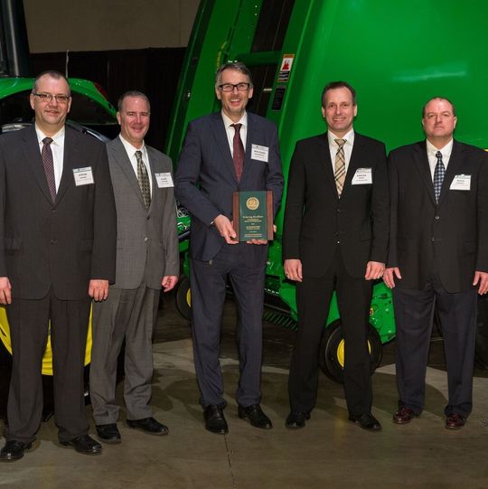 Stefan Sander, John Deere (links) und Mitch Campbell, John Deere (rechts), überreichen Blair Hopkins, Wolfgang Weinbrecht und Sascha Breit (Witzenmann) die Auszeichnung. (v.l.) Stefan Sander, John Deere (links) und Mitch Campbell, John Deere (rechts), überreichen Blair Hopkins, Wolfgang Weinbrecht und Sascha Breit (Witzenmann) die Auszeichnung. (v.l.)