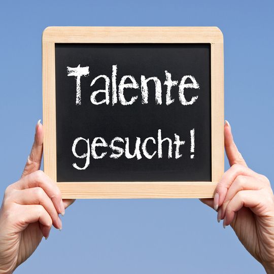 Nüchtern betrachtet ist es wesentlich sinnvoller, Zeit und Geld in passgenaue Stellenanzeigen zu investieren und die Vakanzen erst nach einer sorgfältigen Auswahl zu besetzen, anstatt hinterher mit faulen Kompromissen, mäßigen Ergebnissen und demotivierten Mitarbeitern zu leben. Nüchtern betrachtet ist es wesentlich sinnvoller, Zeit und Geld in passgenaue Stellenanzeigen zu investieren und die Vakanzen erst nach einer sorgfältigen Auswahl zu besetzen, anstatt hinterher mit faulen Kompromissen, mäßigen Ergebnissen und demotivierten Mitarbeitern zu leben.