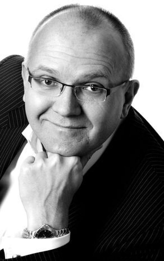 Markus F. Weidner ist Autor, Referent, Trainer aus Leidenschaft und der Experte, wenn es um das Thema „Freude an Qualität“ geht. Seine Erfahrungen im Qualitäts- und Service-Management sammelte er in der Hotellerie und in der Weiterbildungsbranche. Er eröffnete zwei große Hotels und baute anschließend ein internationales Beratungsunternehmen auf. Markus F. Weidner ist Befürworter von Werteorientierung, klaren Regeln im Service und transparenter Führungskultur. Weitere Informationen unter www.qnigge.de und www.gutistnichtgenug.de. Markus F. Weidner ist Autor, Referent, Trainer aus Leidenschaft und der Experte, wenn es um das Thema „Freude an Qualität“ geht. Seine Erfahrungen im Qualitäts- und Service-Management sammelte er in der Hotellerie und in der Weiterbildungsbranche. Er eröffnete zwei große Hotels und baute anschließend ein internationales Beratungsunternehmen auf. Markus F. Weidner ist Befürworter von Werteorientierung, klaren Regeln im Service und transparenter Führungskultur. Weitere Informationen unter www.qnigge.de und www.gutistnichtgenug.de.