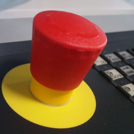 Ein klassisches Safety Device: der Not-Aus-Schalter. Ein klassisches Safety Device: der Not-Aus-Schalter.