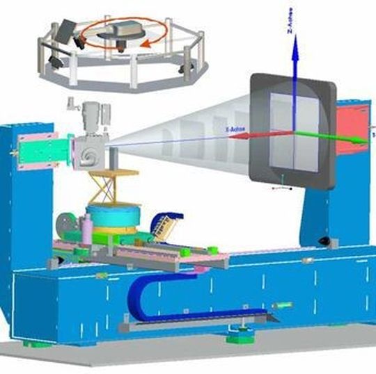 Zerstörungsfreie Messung: Die Anlage „Tomolibri“, bestehend aus einem Computertomographen und einem Oberflächenscanner. Beide Systeme liefern Daten im gleichen Bezugssystem. Zerstörungsfreie Messung: Die Anlage „Tomolibri“, bestehend aus einem Computertomographen und einem Oberflächenscanner. Beide Systeme liefern Daten im gleichen Bezugssystem.